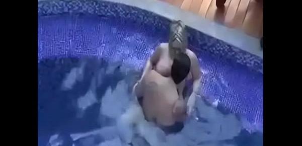  Cleo Cadilac fodendo com dotado na piscina